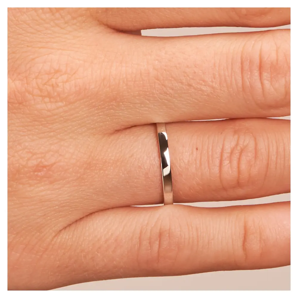 Platin Ehering 2 mm breit poliert auf Hand im Zoom