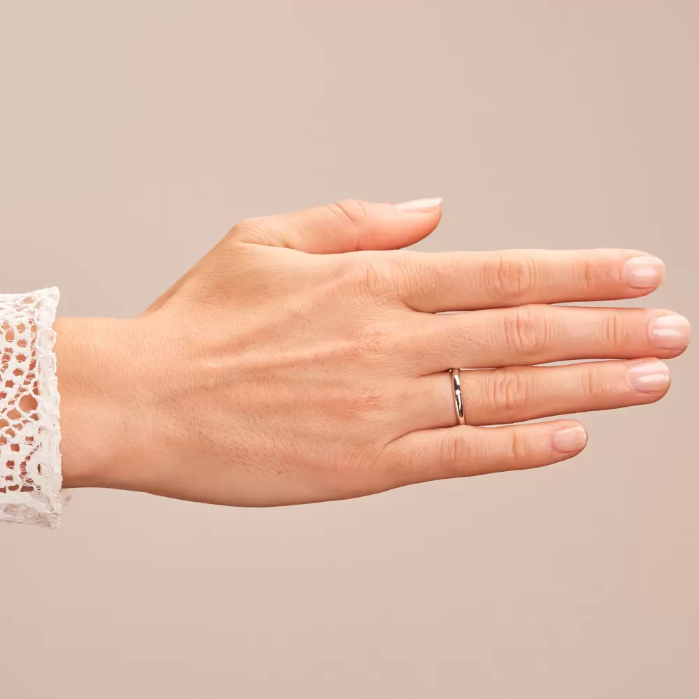 2,5 mm breite Weißgold Eheringe mit 0,01 Karat Diamant auf Hand