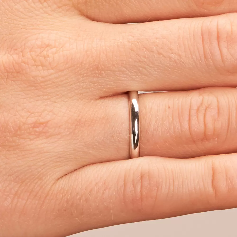 2,5 mm breite Weißgold Eheringe mit Polierung auf Hand im Zoom