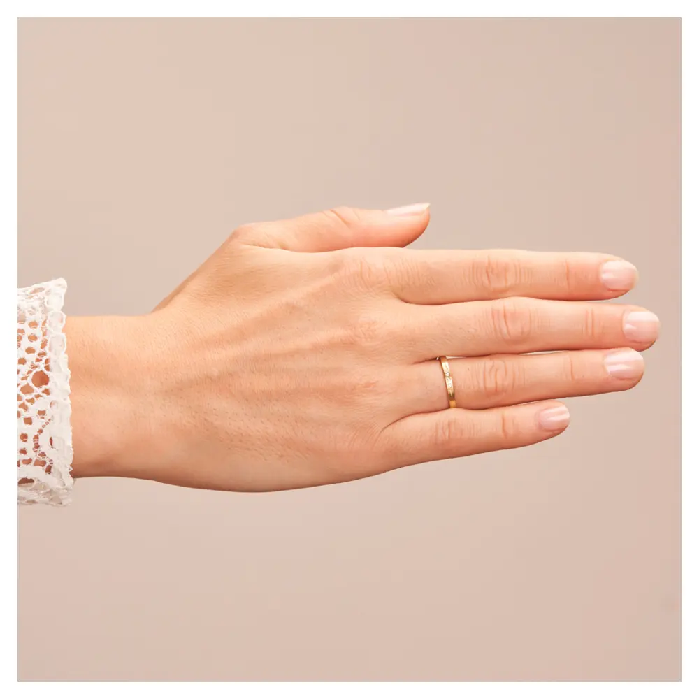 Gelbgold Eheringe matt mit Muster und drei Diamanten auf Hand