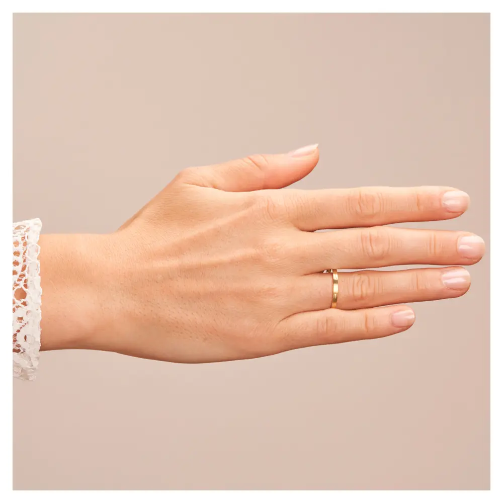 Gelbgold Eheringe matt mit Muster auf Hand