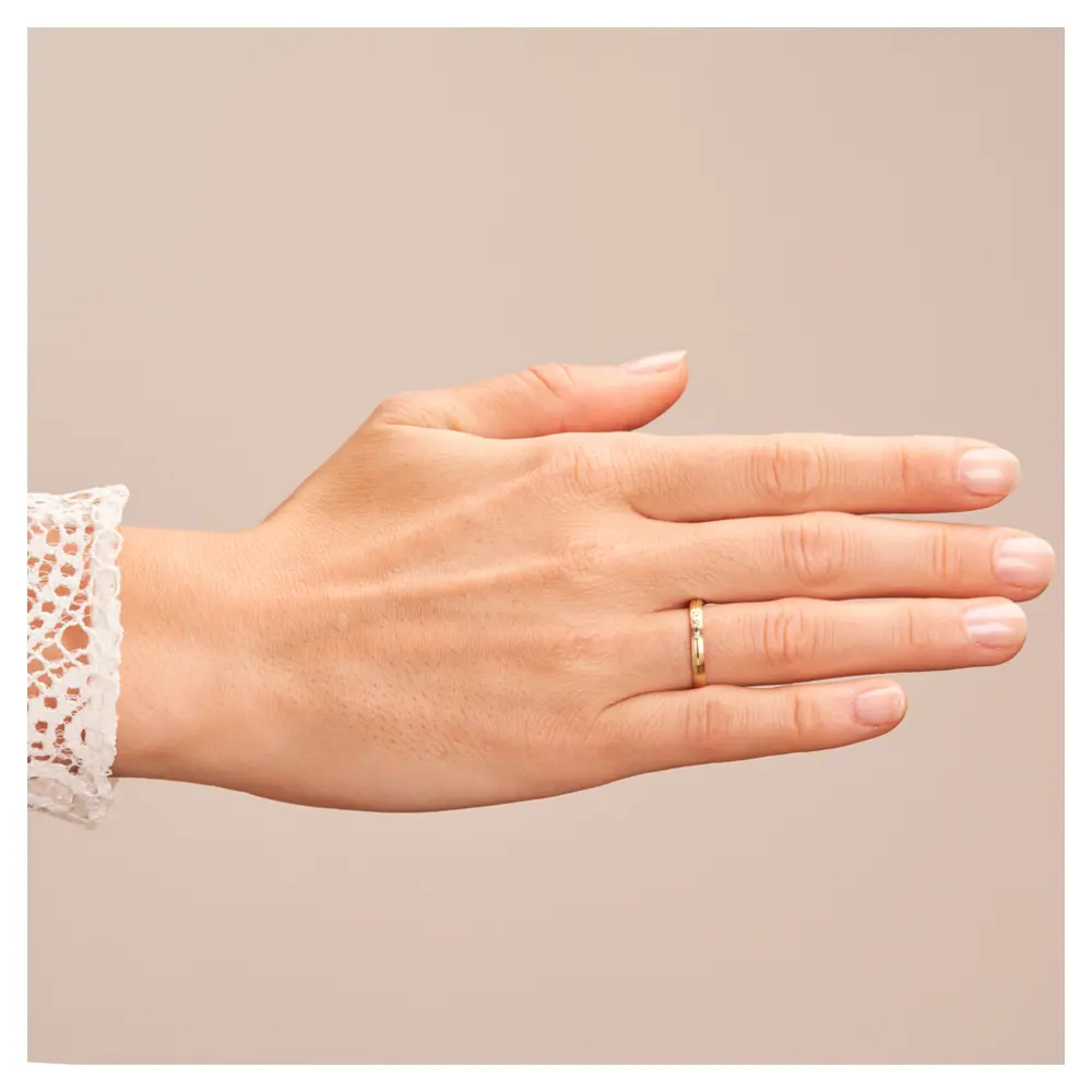 Gelbgold Ehering matt 2,5 mm breit mit drei Diamanten auf Hand