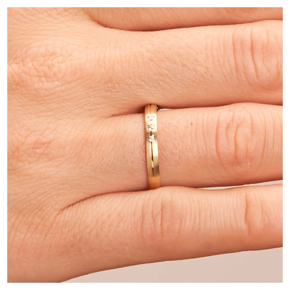 Gelbgold Ehering matt 2,5 mm breit mit drei Diamanten auf Hand im Zoom