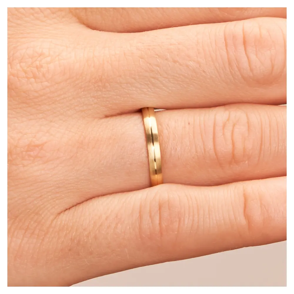 Gelbgold Ehering matt 2,5 mm breit auf Hand im Zoom
