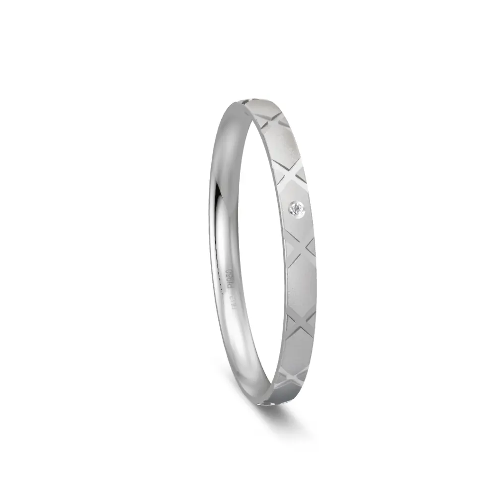 Sandmattierter Ehering aus Platin mit Muster und Diamanten