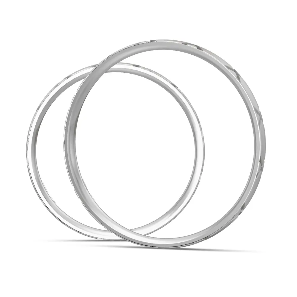 Sandmattierte Eheringe aus Platin mit Muster und Diamanten seitlich