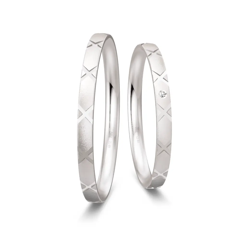 Eheringe aus Weißgold sandmatt mit Diamanten und Kreuzmuster