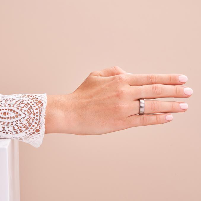 Aufnahme von Partnerringen aus Titan mattiert schlicht mit Diamant auf Hand