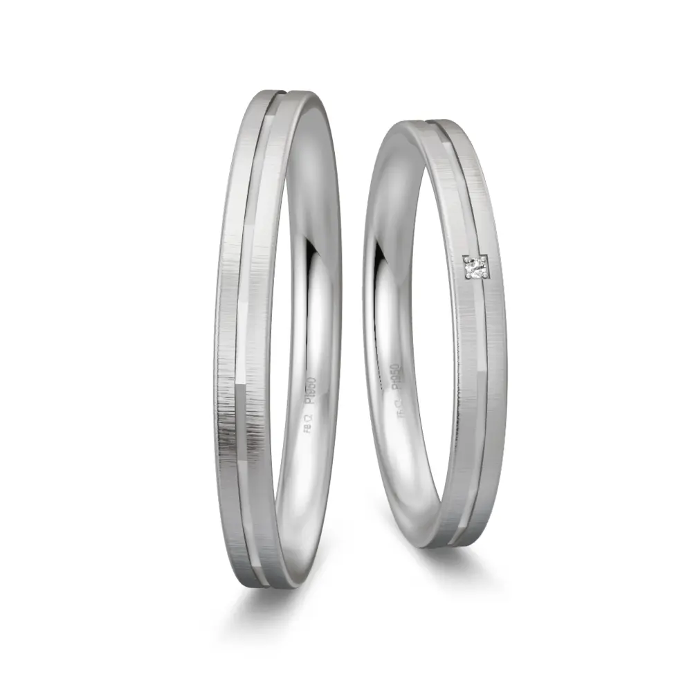 Eheringe aus Platin mit Quermattierung und Diamanten in Rille