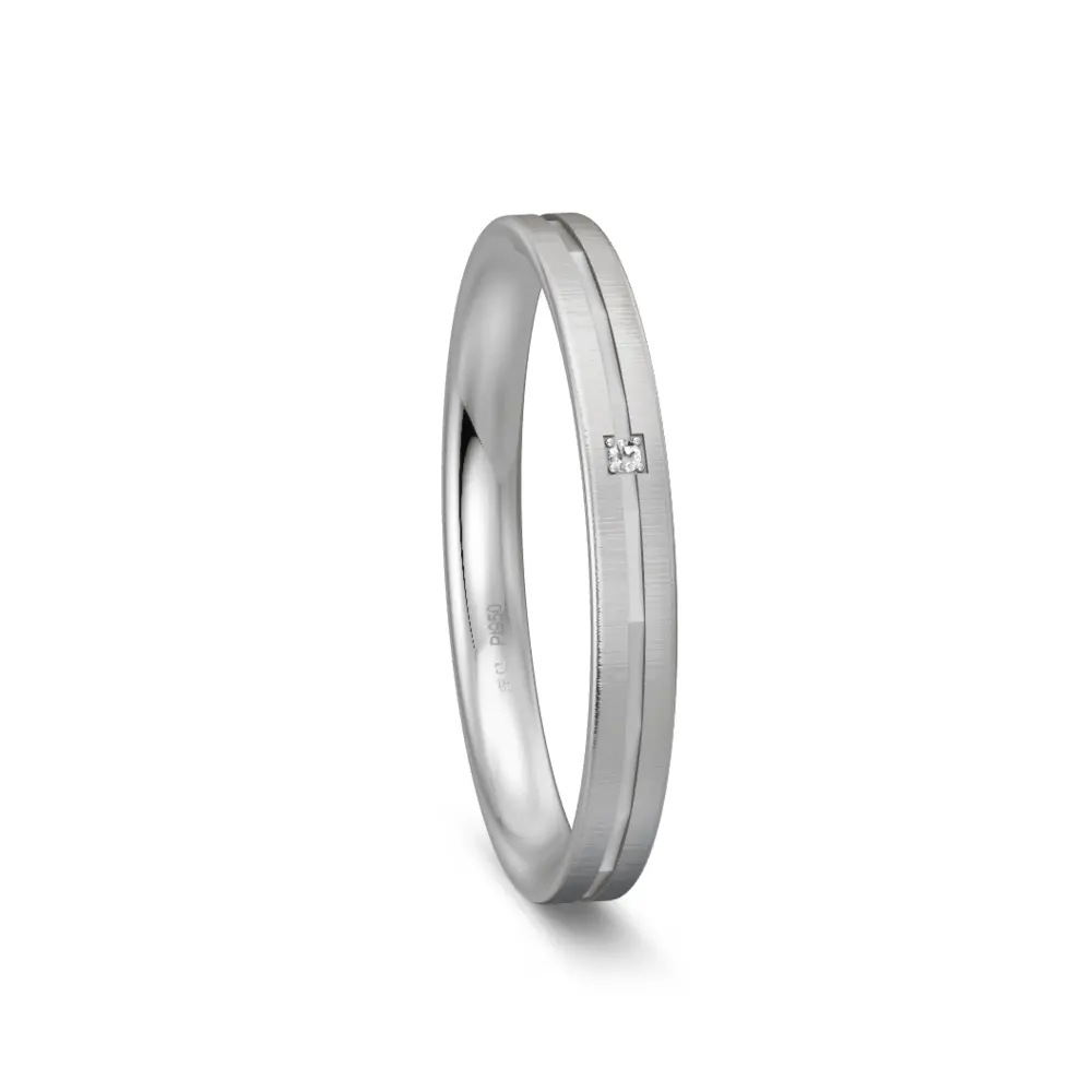 Ehering aus Platin mit Quermattierung und Diamanten in Rille