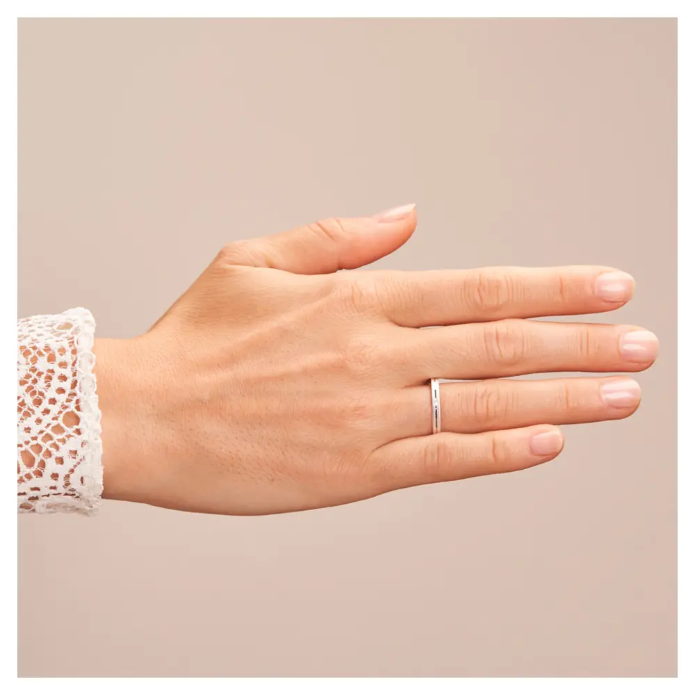 Ehering aus Weißgold quermatt schmal mit Diamanten und polierter Mittelrille auf Hand