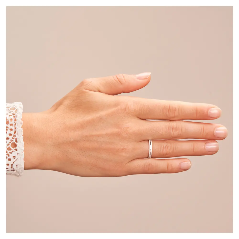 Ehering aus Platin mit Quermattierung in Rille auf Hand