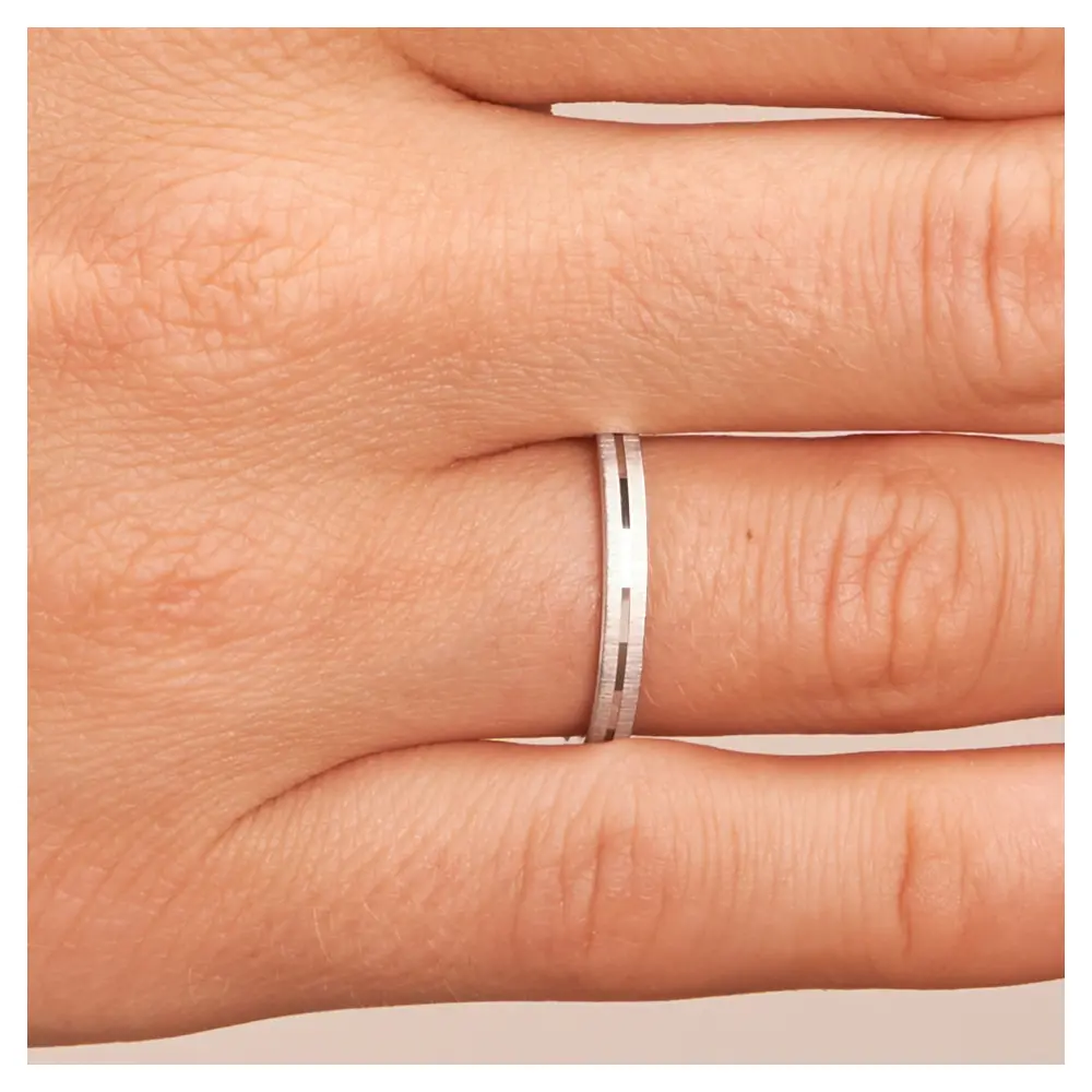 Ehering aus Platin mit Quermattierung in Rille auf Hand im Zoom
