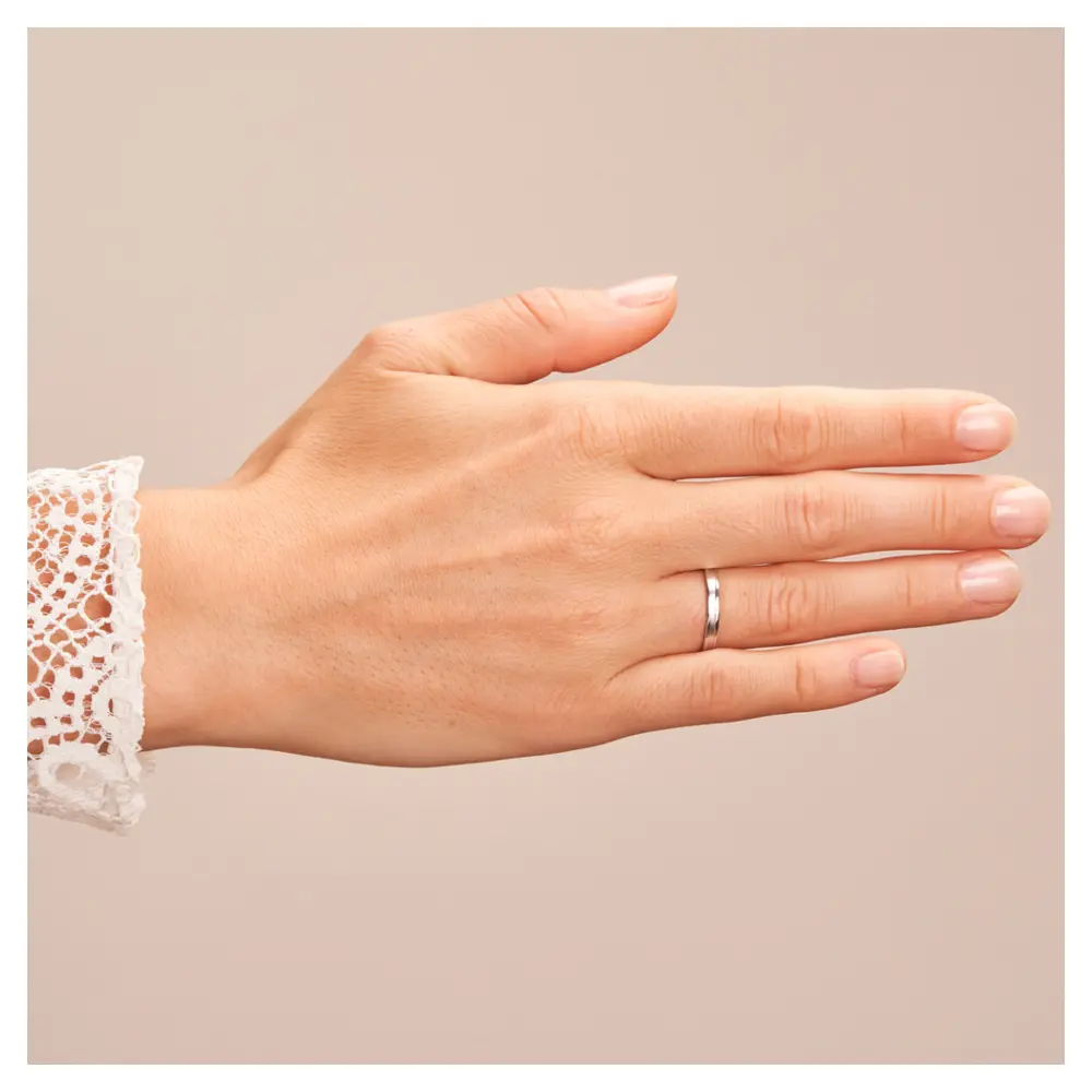 Eheringe aus Platin mit sandmattierter Rille auf Hand