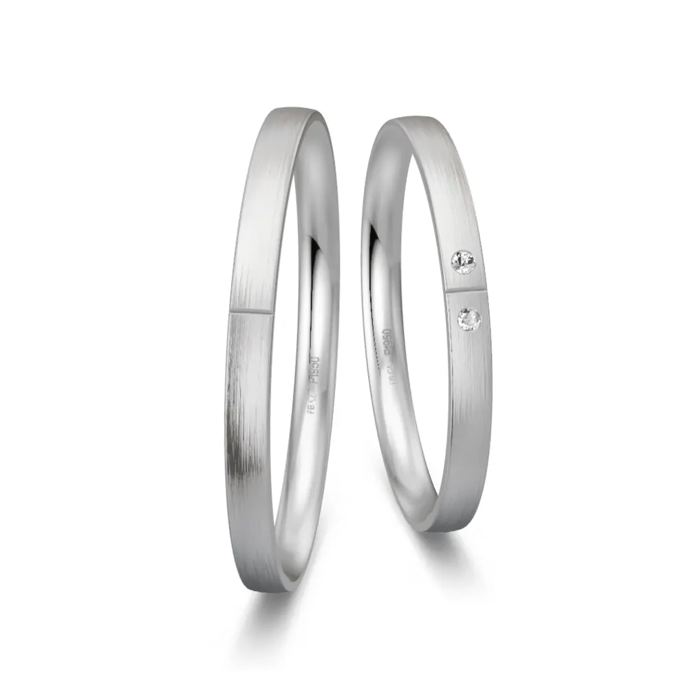 Platin Eheringe mit 2 Diamanten und Querrille 2 mm breit