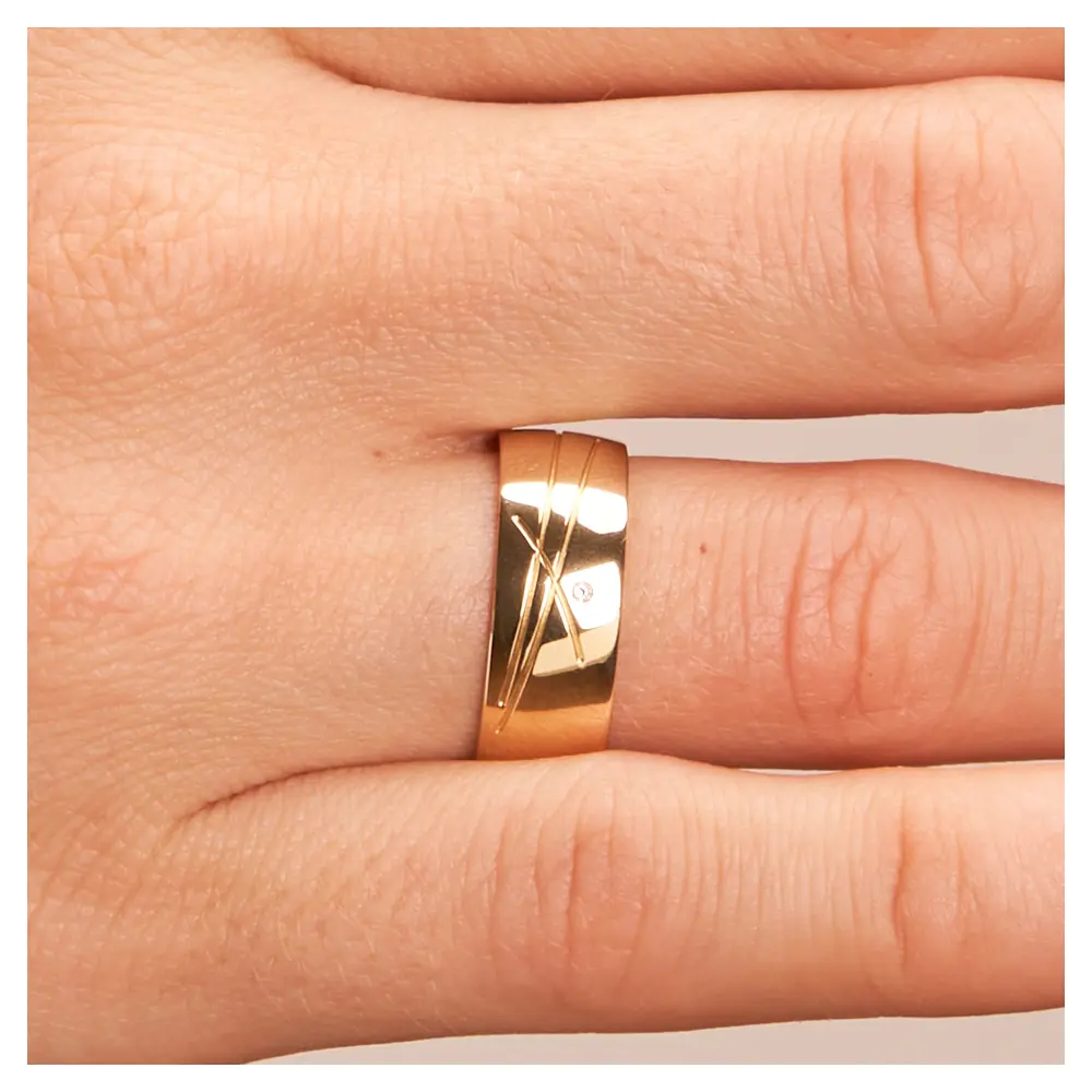 Gelbgold Ehering mit Strahlenmuster breit poliert und Diamanten auf Hand im Zoom