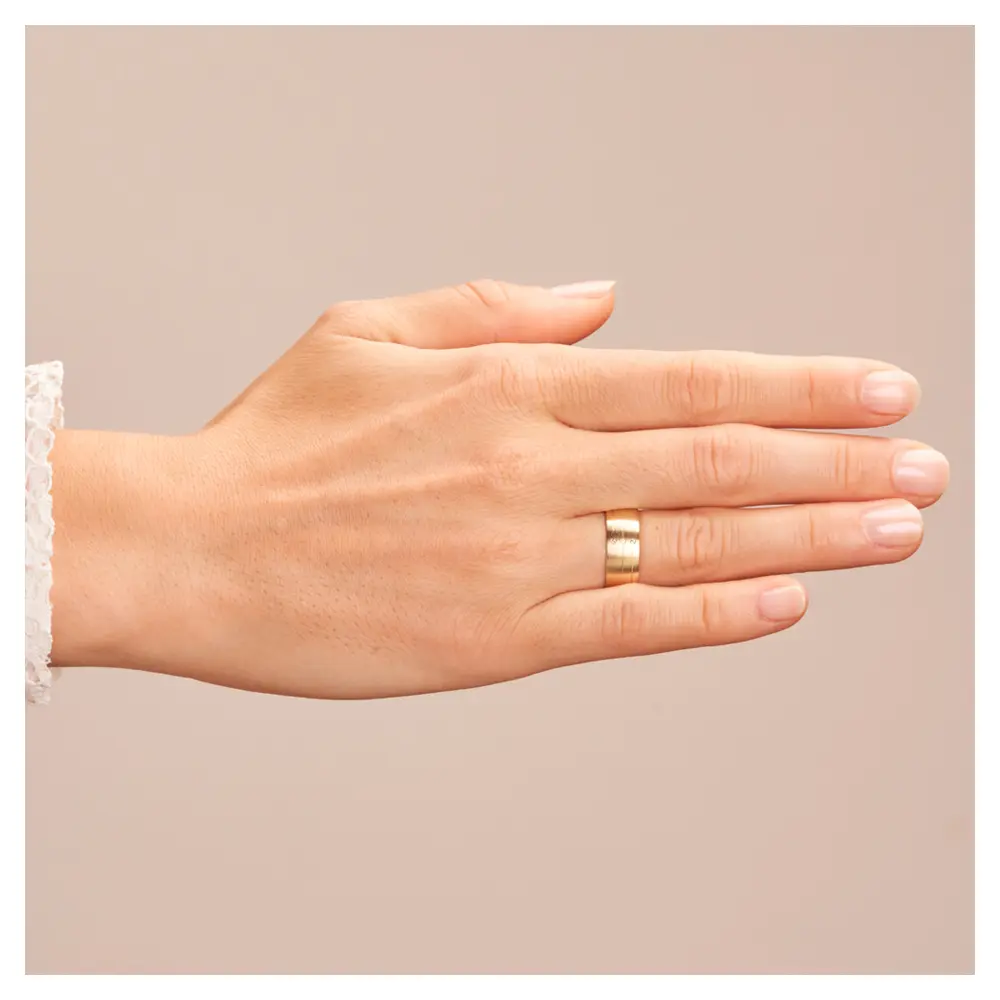 Gelbgold Trauring breit matt mit Rillenmuster und 3 Diamanten auf Hand