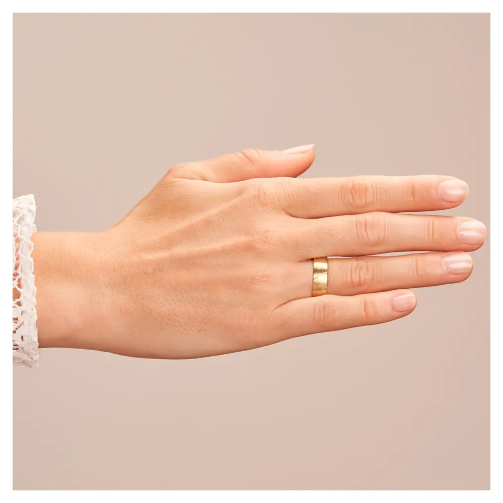 Gelbgold Ehering mit geometrischem Muster und Mattierung auf Hand