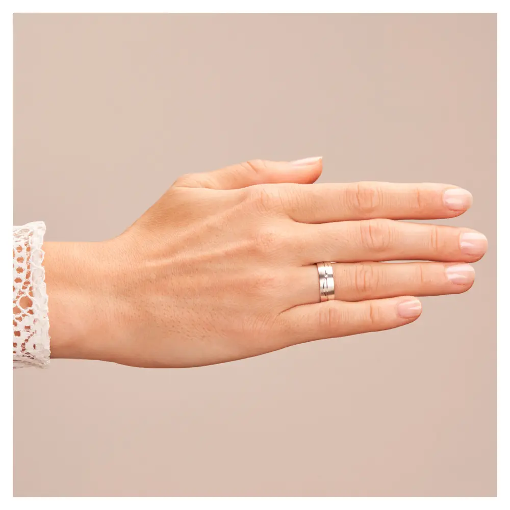 Weissgold Trauring mit Diamant und Rillenmuster breit matt auf Hand
