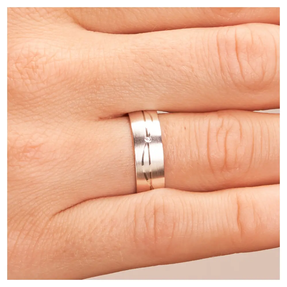 Weissgold Trauring mit Diamant und Rillenmuster breit matt auf Hand im Zoom