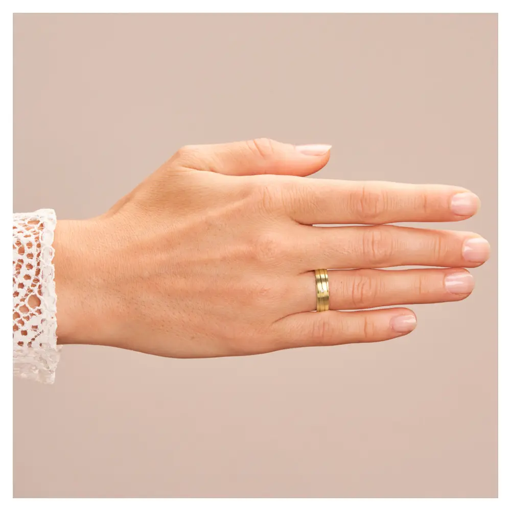 Gelbgold Trauring matt mit Rillen und Diamanten auf Hand