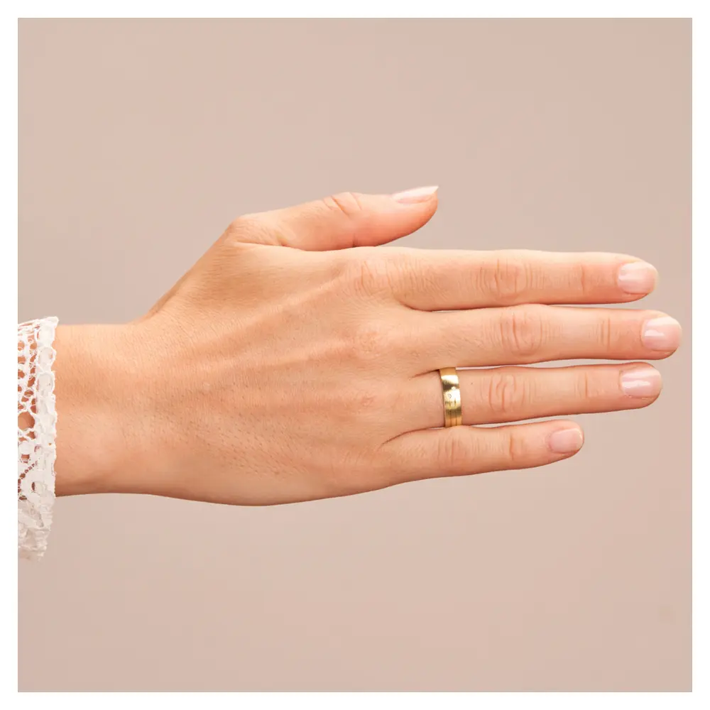 Gelbgold Ehering längstmattiert mit 2 Rillen und 2 Diamanten. auf Hand