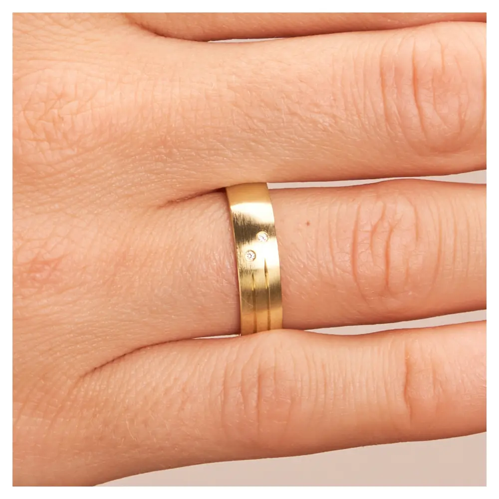 Gelbgold Ehering längstmattiert mit 2 Rillen und 2 Diamanten auf Hand im Zoom