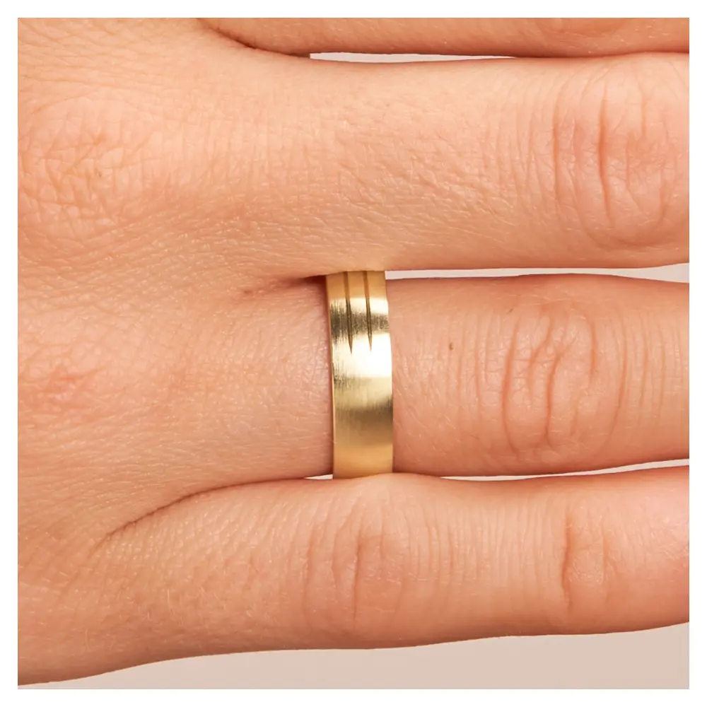 Gelbgold Ehering längstmattiert mit 2 Rillen auf Hand im Zoom