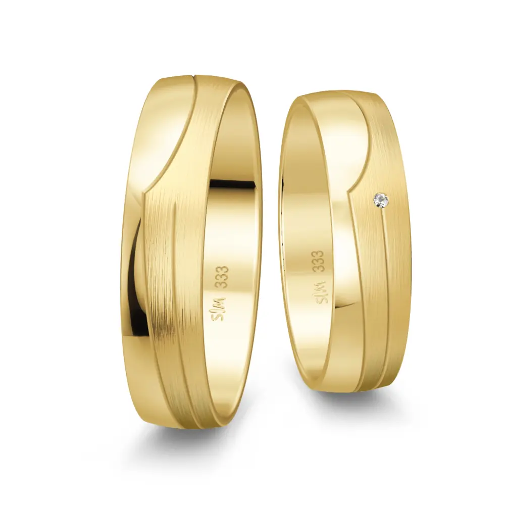 Gelbgold Trauringe matt poliert mit Rillendesign und Diamant