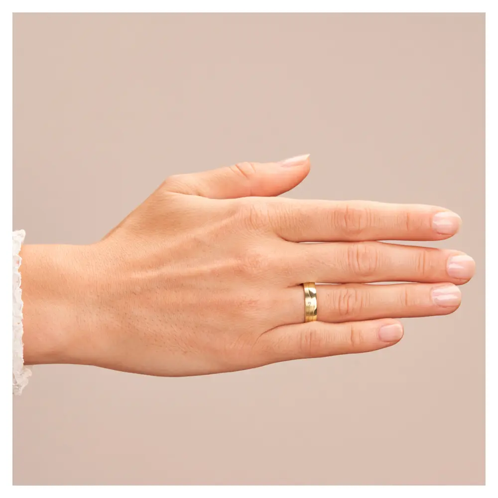 Gelbgold Trauring matt poliert mit Rillendesign und Diamant auf Hand