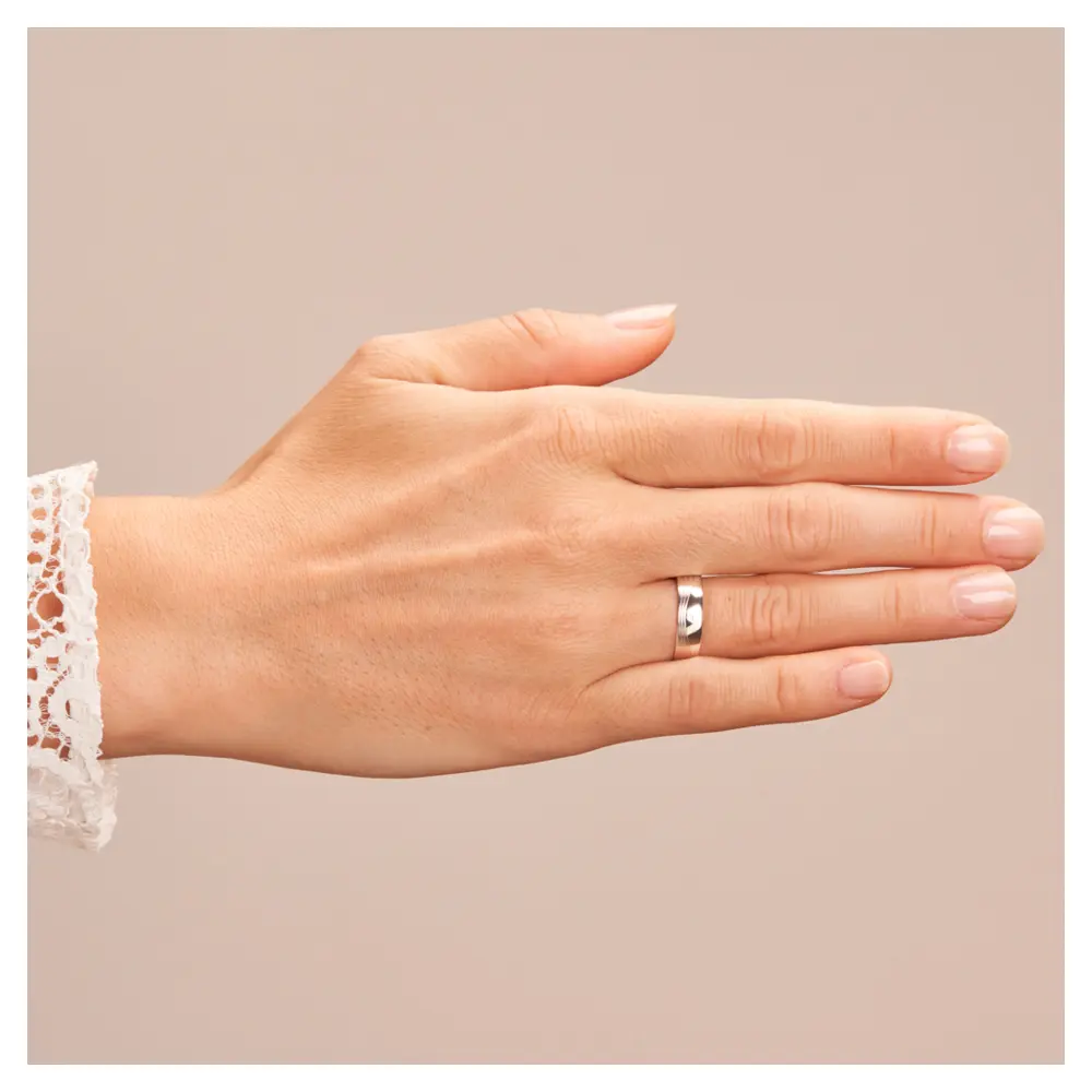 Weissgold Trauring mit Diamant und welligem Rillenmuster auf Hand