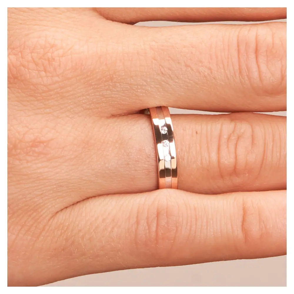 Ehering in Rotgold und Weißgold poliert mit 3 Diamanten auf Hand im Zoom