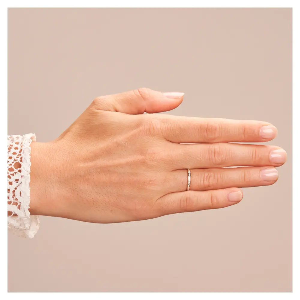 Gelbgold Ehering poliert 2 mm Breite mit Diamanten im Kanal auf Hand
