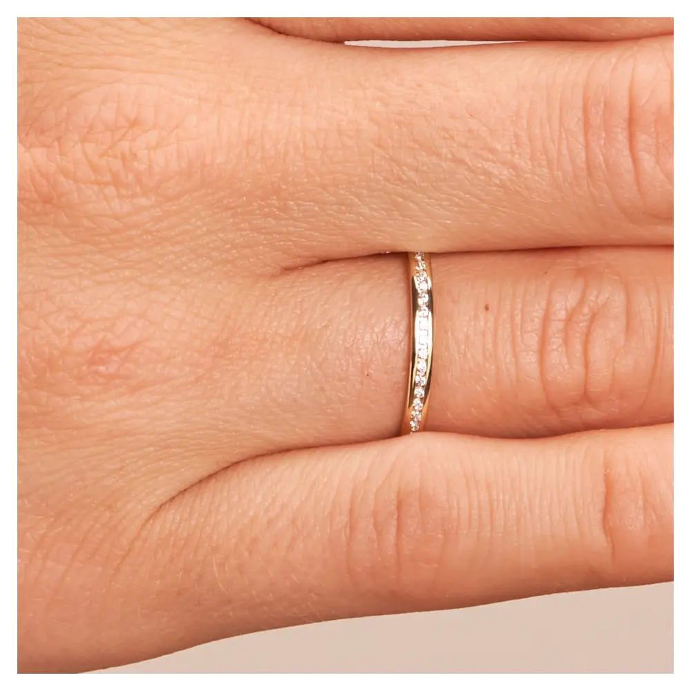 Gelbgold Ehering poliert 2 mm Breite mit Diamanten im Kanal auf Hand im Zoom