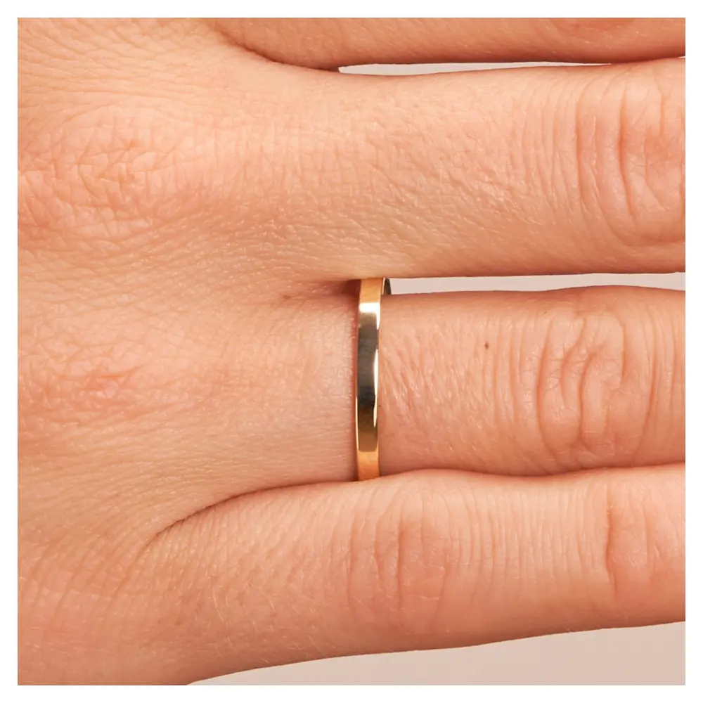 Gelbgold Ehering poliert 2 mm Breite auf Hand im Zoom