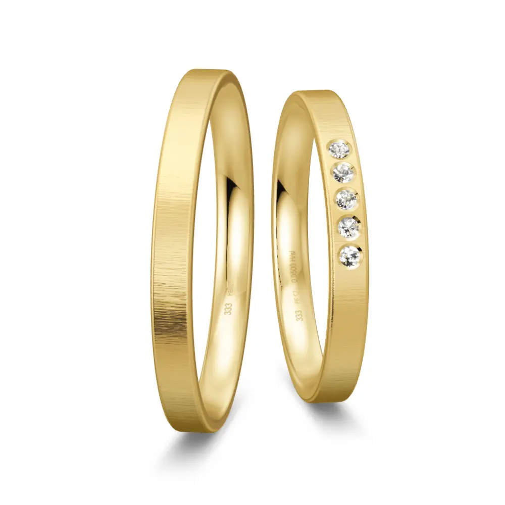 Schmale Eheringe aus Gelbgold mit 5 Diamanten und Quermattierung