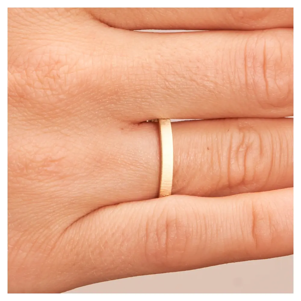 Schmaler Ehering aus Gelbgold mit Quermattierung auf Hand im Zoom
