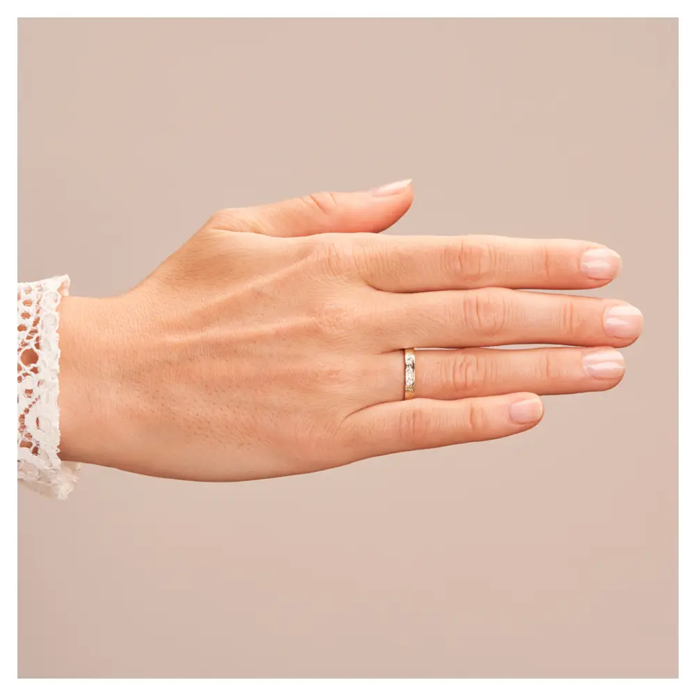 Gelbgold Ehering 3 mm breit mit 3 Diamanten und Strukturierung auf Hand