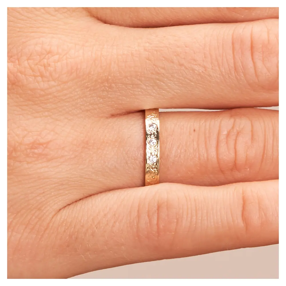 Gelbgold Ehering 3 mm breit mit 3 Diamanten und Strukturierung auf Hand im Zoom