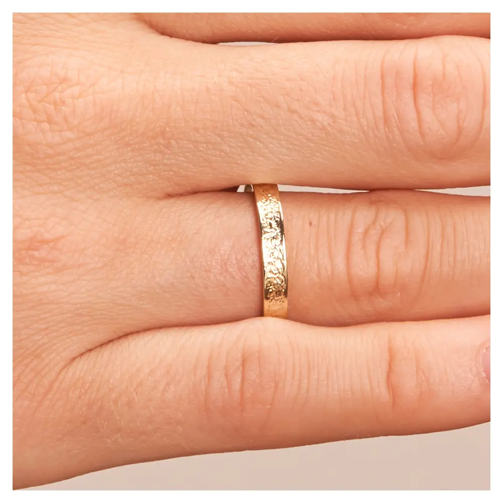 Gelbgold Ehering 3 mm breit mit Strukturierung auf Hand im Zoom
