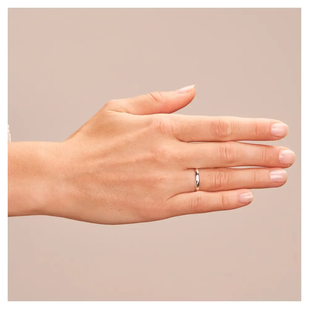Eheringe aus Weißgold poliert 2,5 mm breit mit drei Diamanten auf Hand