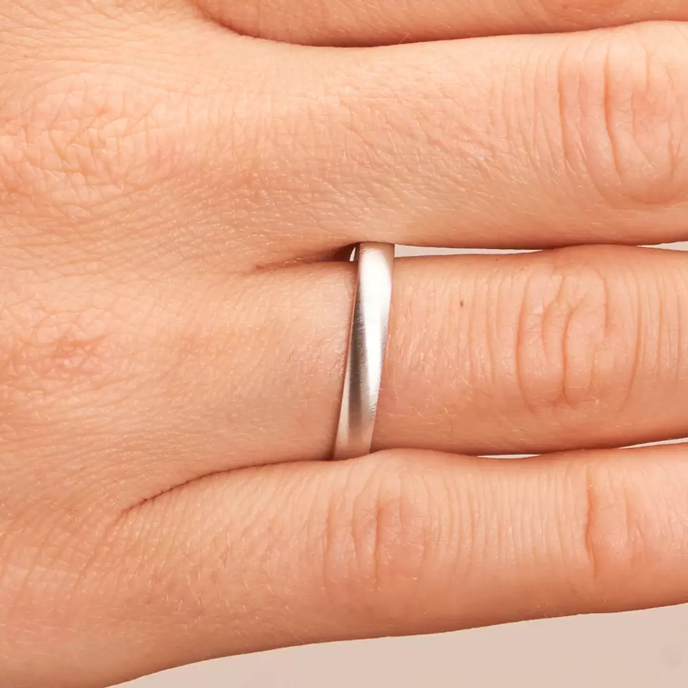 Quermatter Weissgold Ehering 3 mm breit auf Hand im Zoom