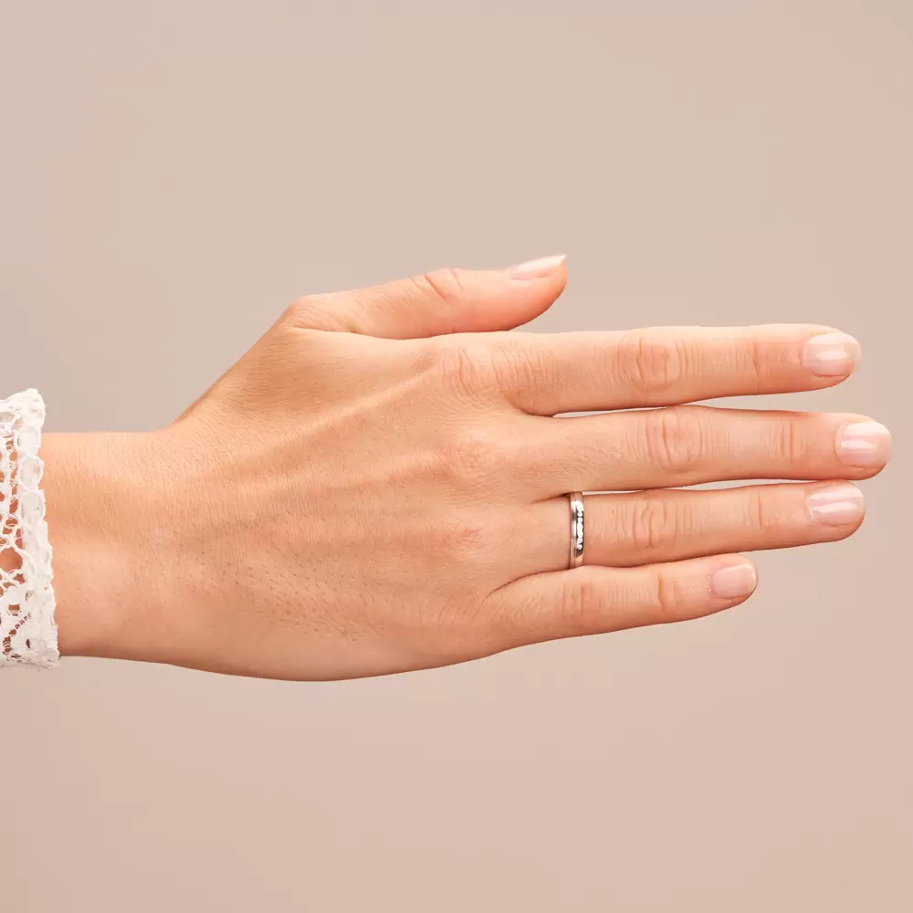 3 mm breite Weissgold Ehering mit 7 einzeln gefassten Diamanten auf Hand