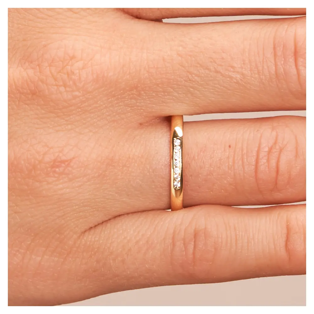 Eheringen aus Gelbgold poliert 2,5 mm breit mit 7 Diamanten in Kanalfassung auf Hand im Zoom