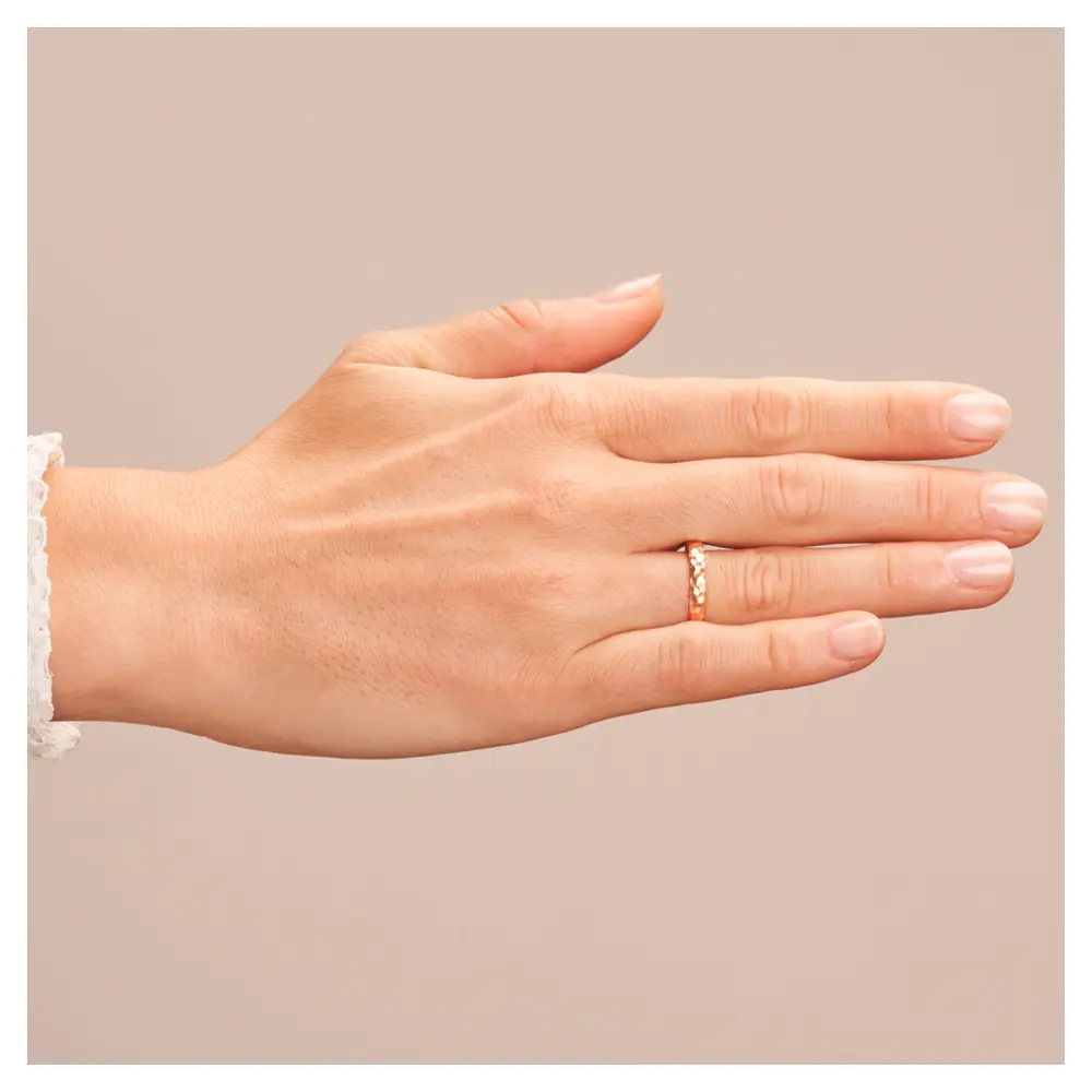 Roségold Eheringen mit Hammerschlag auf Hand