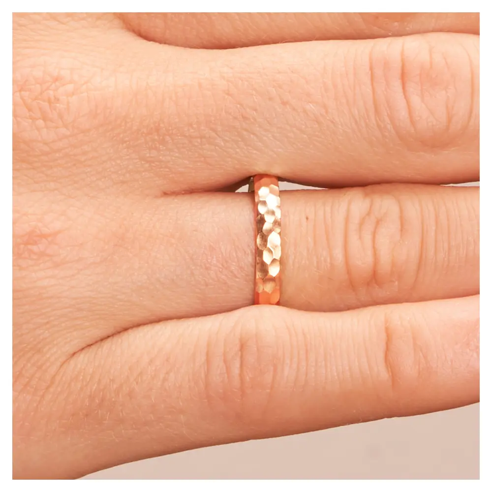 Roségold Eheringen mit Hammerschlag auf Hand im Zoom