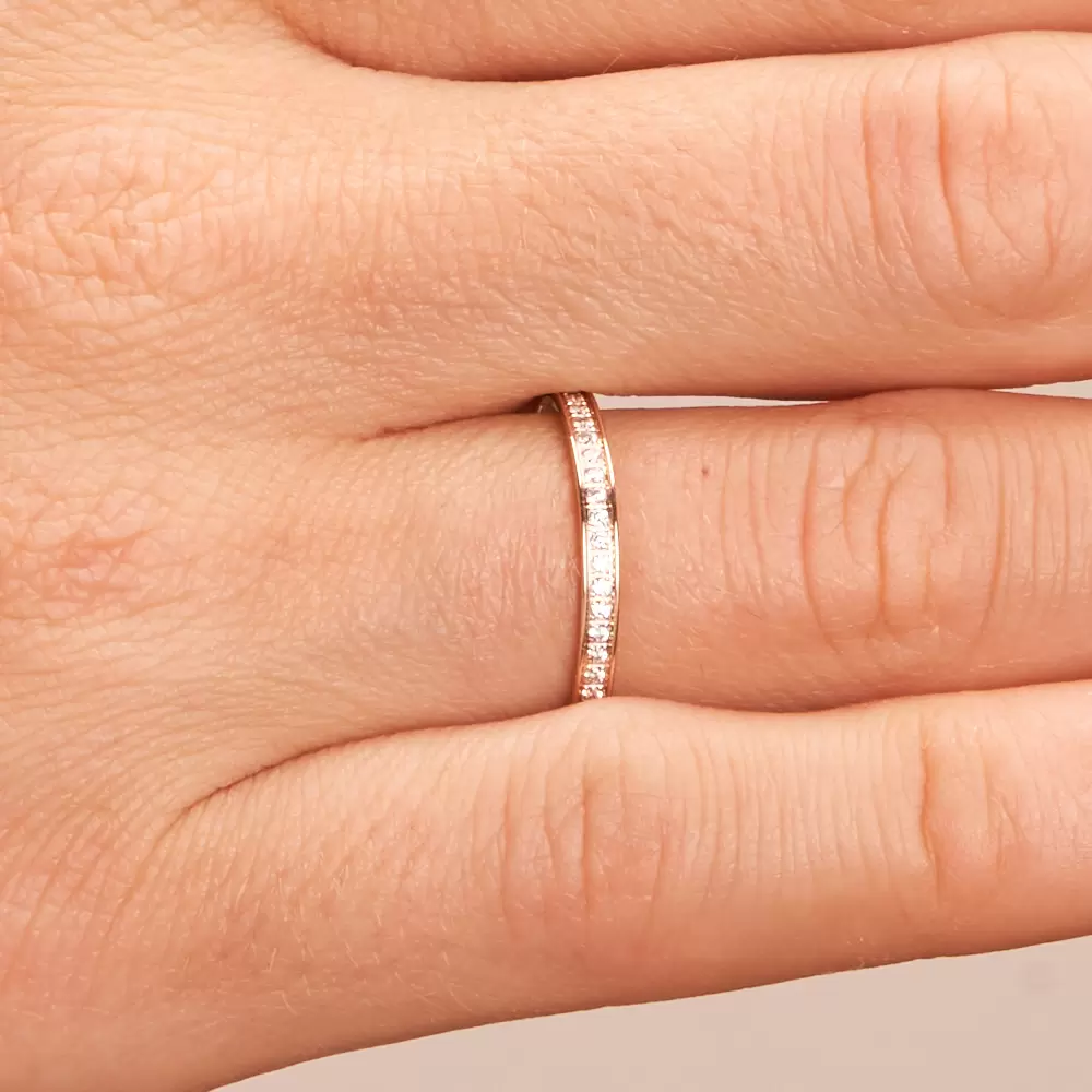 Gelbgold Ehering 2 mm breit mit Band aus 26 Diamanten und Polierung auf Hand im Zoom