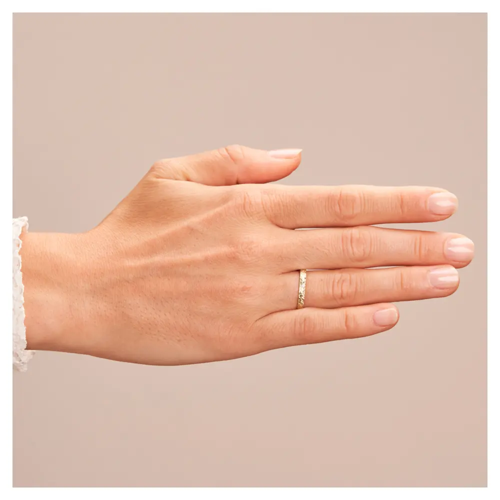 Eheringe aus Roségold mit Diamanten und Strukturierung 2,5 mm breit auf Hand