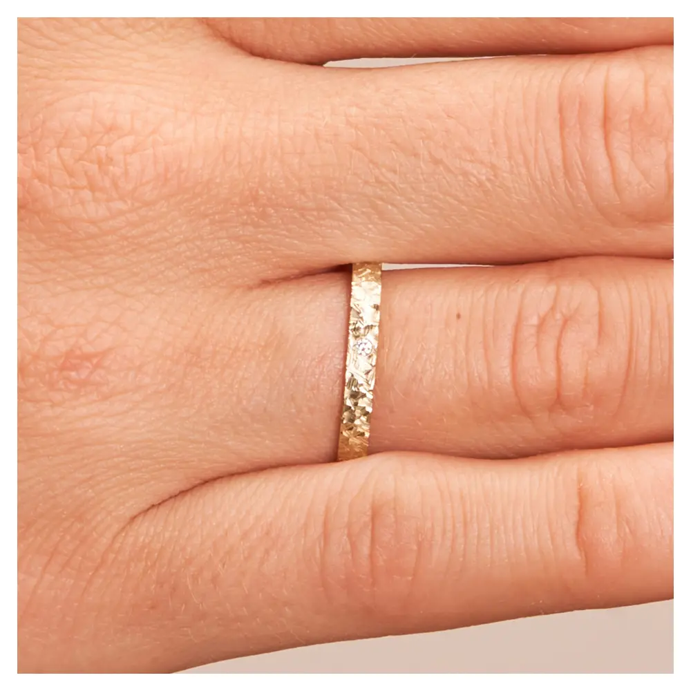 Eheringe aus Roségold mit Diamanten und Strukturierung 2,5 mm breit auf Hand im Zoom
