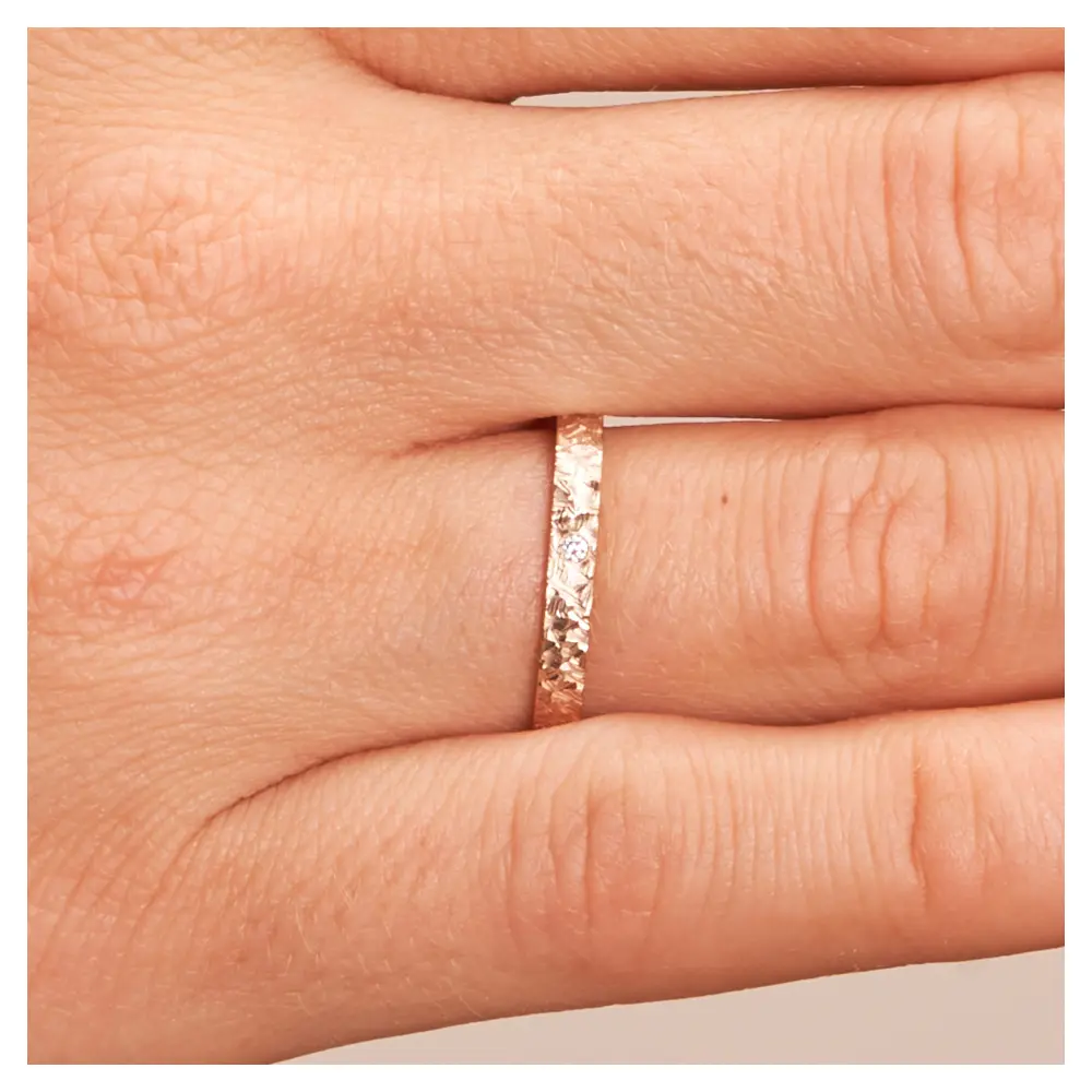 Eheringe aus Roségold mit Diamanten und Strukturierung 2,5 mm breit auf Hand im Zoom